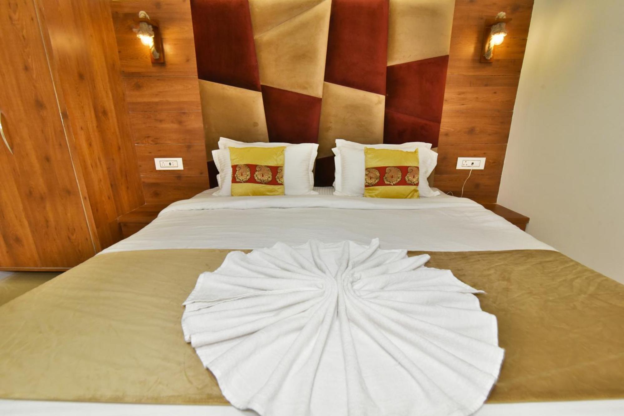 Hk Backpackers-Luxury Rooms & Dormitory Amritsar Bagian luar foto