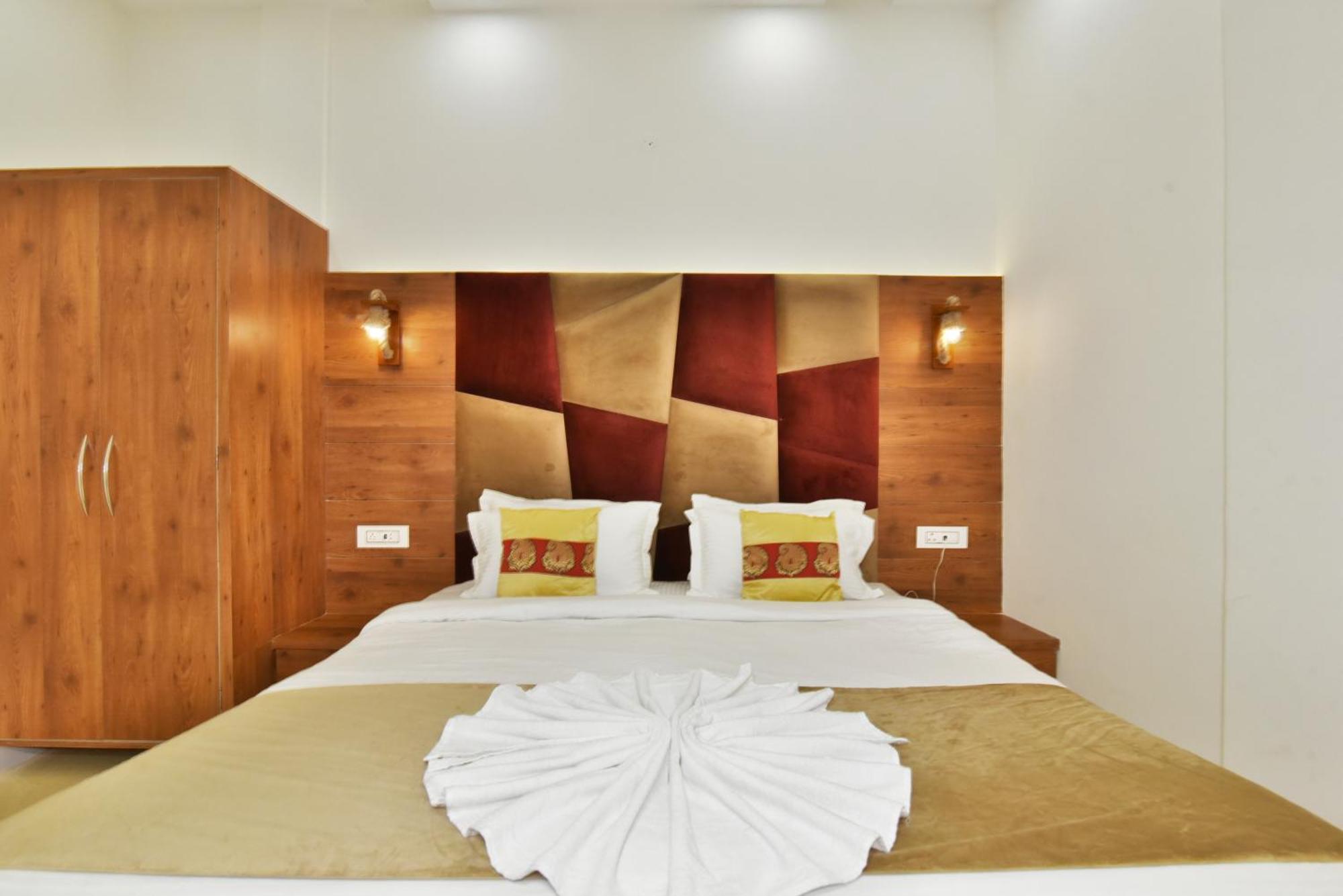 Hk Backpackers-Luxury Rooms & Dormitory Amritsar Bagian luar foto