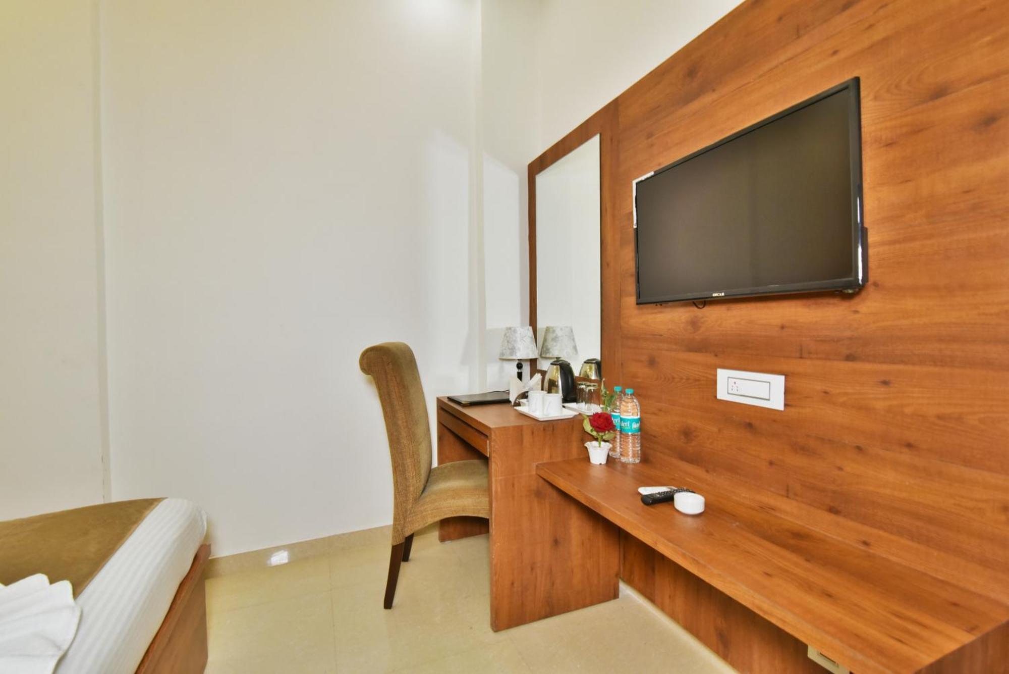 Hk Backpackers-Luxury Rooms & Dormitory Amritsar Bagian luar foto