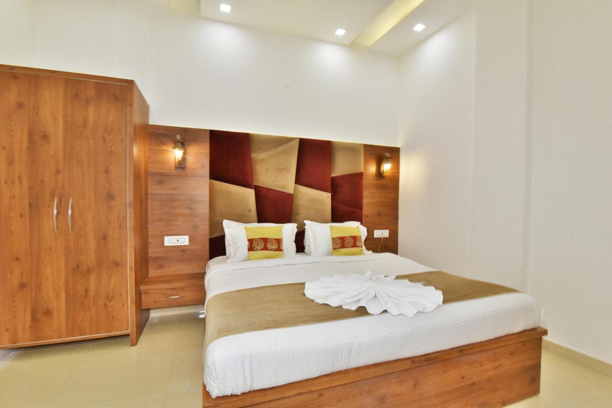 Hk Backpackers-Luxury Rooms & Dormitory Amritsar Bagian luar foto