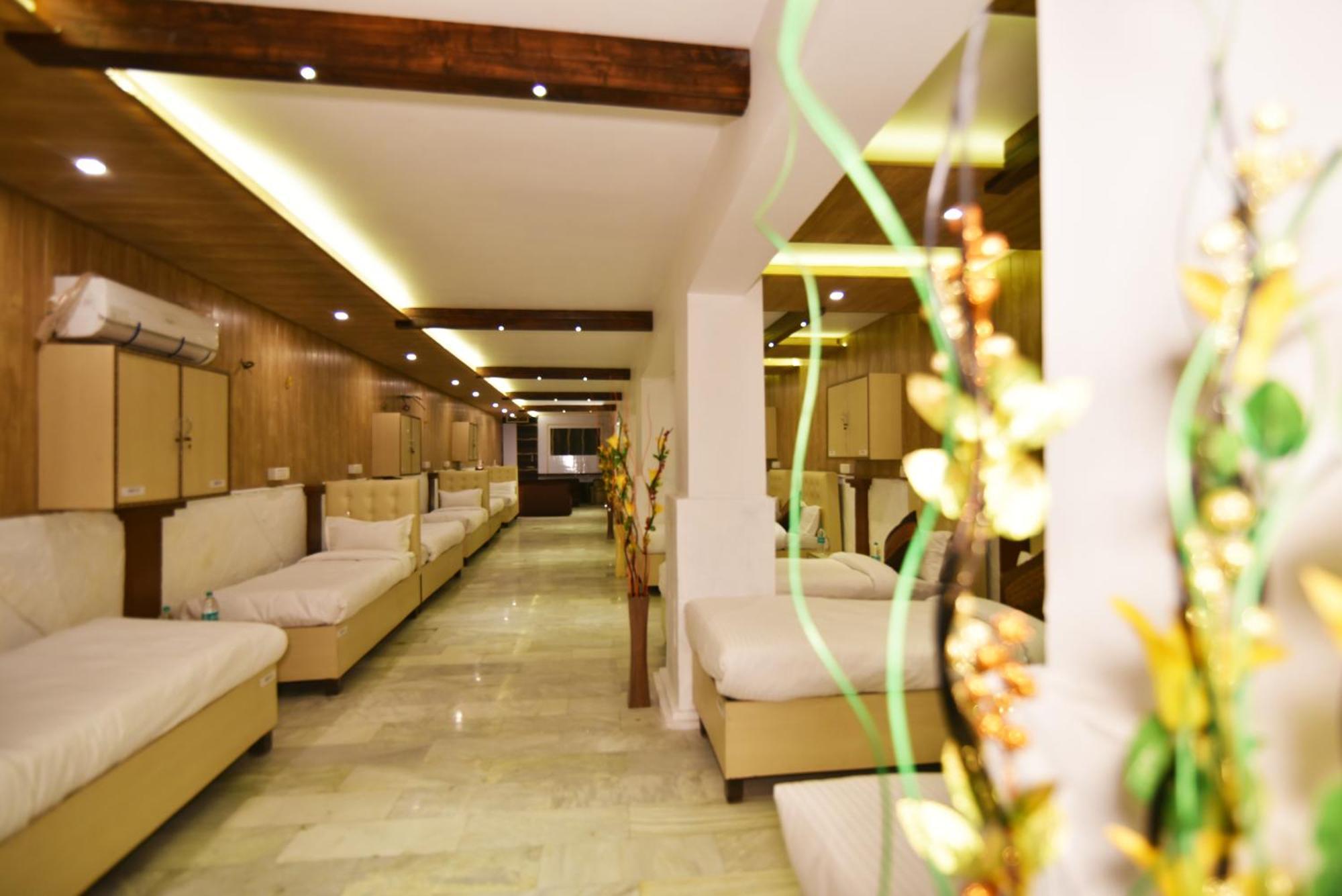 Hk Backpackers-Luxury Rooms & Dormitory Amritsar Bagian luar foto