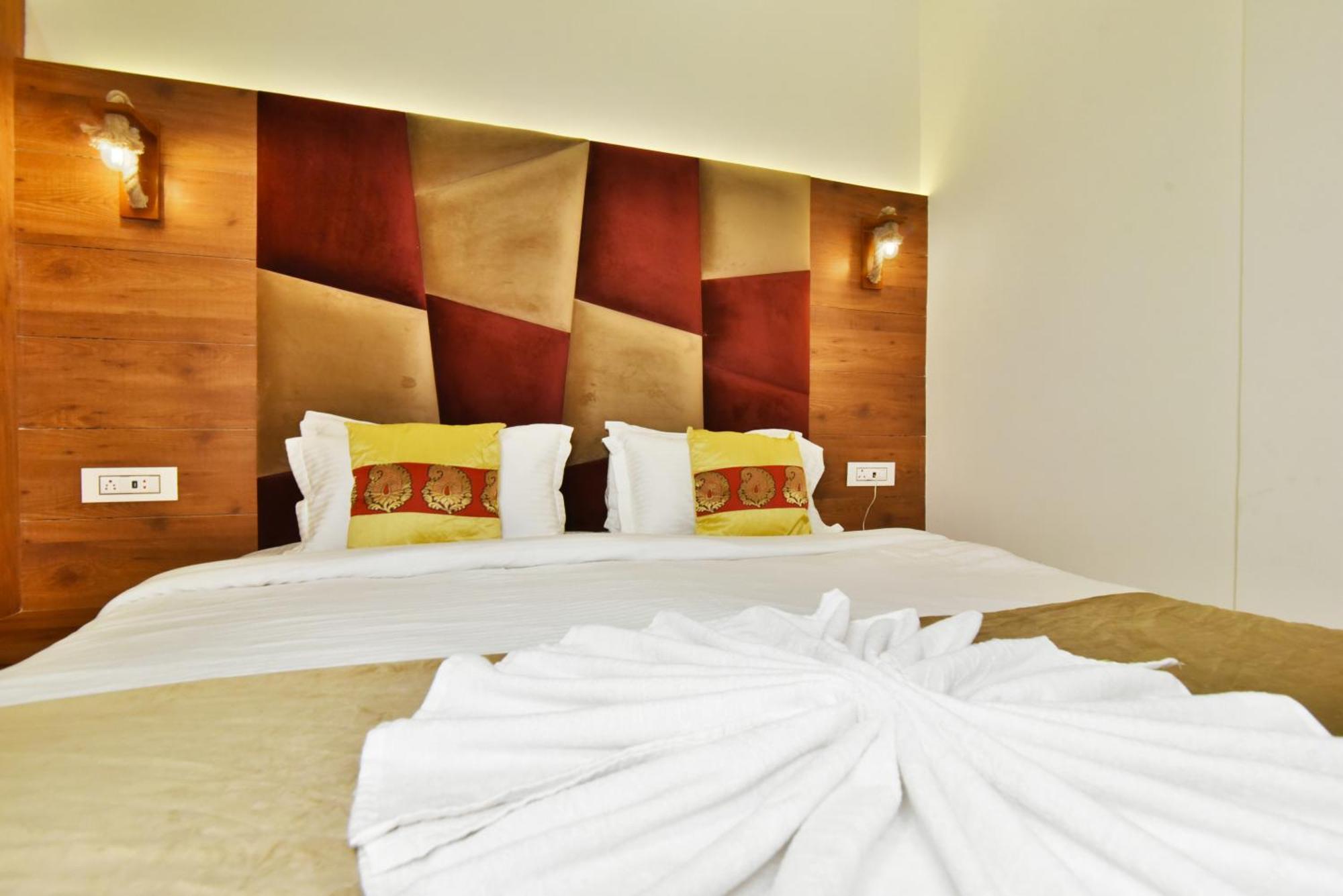 Hk Backpackers-Luxury Rooms & Dormitory Amritsar Bagian luar foto